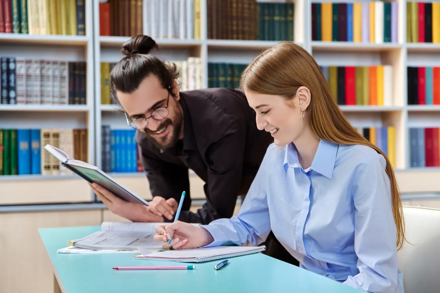 Konzentrierte Studenten arbeiten an einem Projekt in der Bibliothek