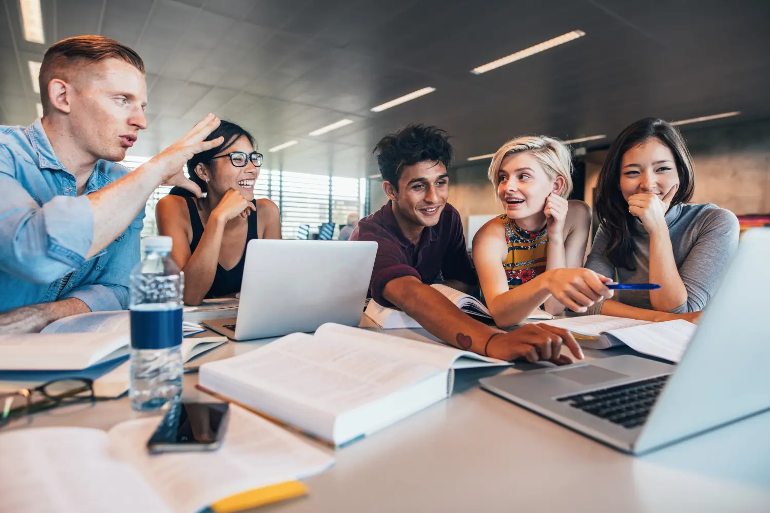 Studierende arbeiten gemeinsam an einem akademischen Projekt